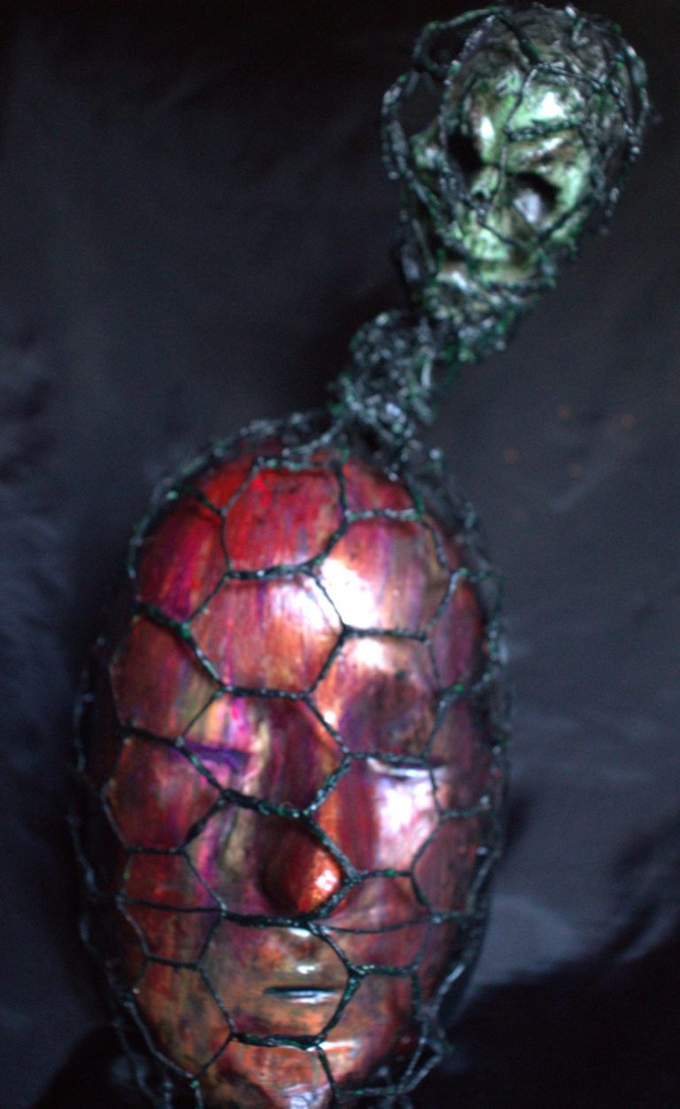 Surreal mask sculpture wrapped in wire – handmade face art by Maskuindo, UV-reactive under blacklight